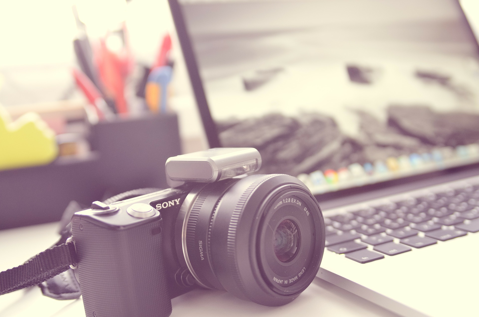 Fotocamera naast een computer